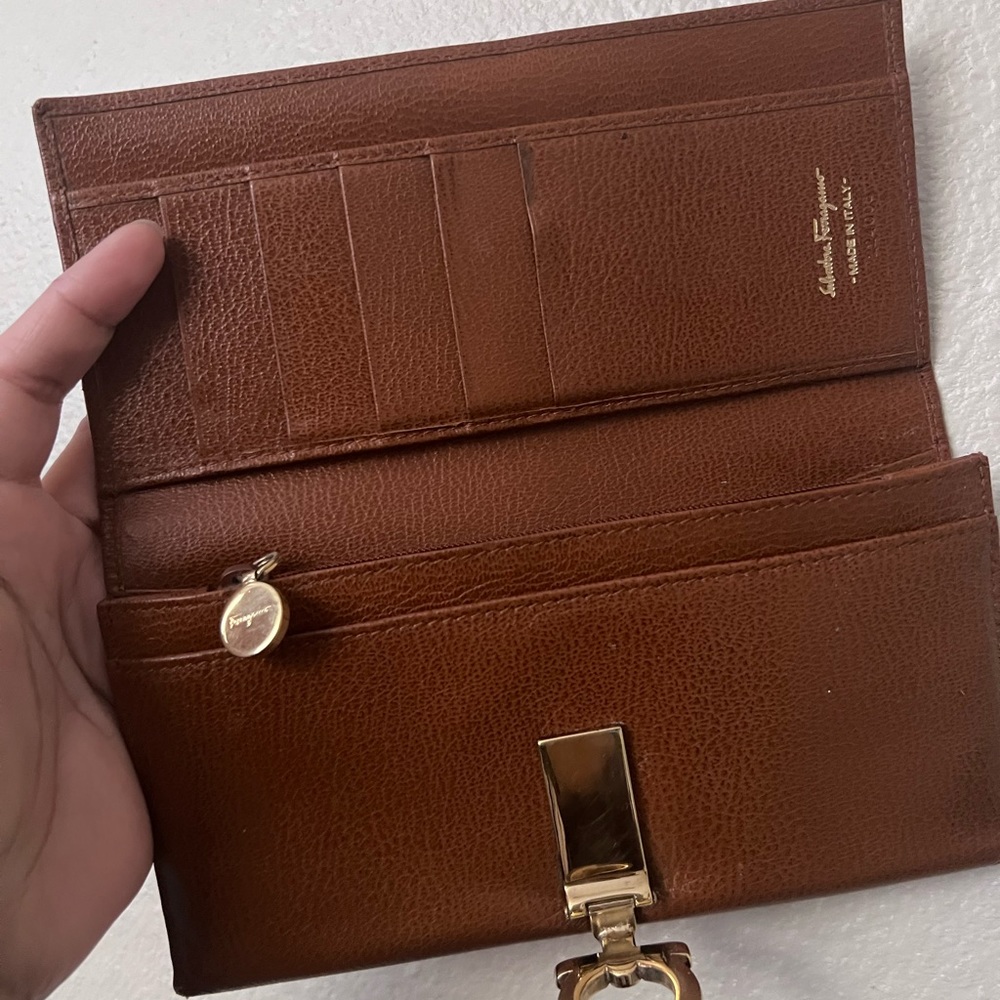 SOLD!!!



Salvatore Ferragamo